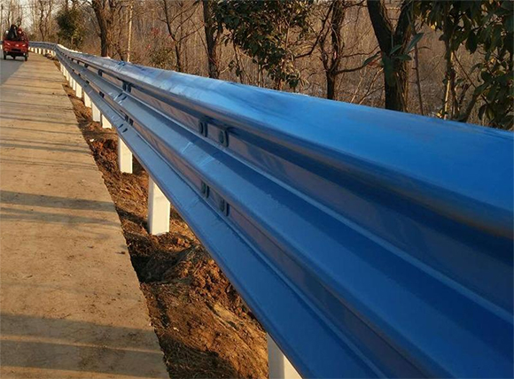 贵州公路波形护栏板的优点